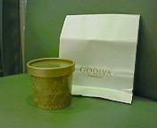 アイボリーチョコレートチップと袋。すでに中身は空です(笑)